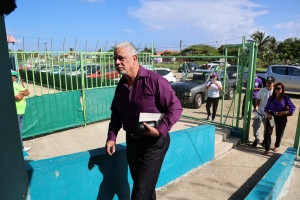 Lider di partido CURPA Eric Ras a deposita su voto na Tanki Leendert 