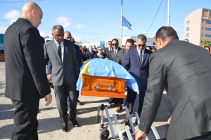 Awe Aruba ta dispidi di su prome premier Henny Eman 