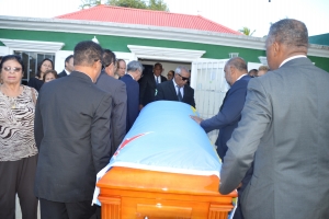 Awe Aruba ta dispidi di su prome premier Henny Eman 