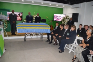 Awe Aruba ta dispidi di su prome premier Henny Eman 