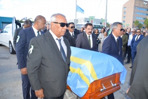 Awe Aruba ta dispidi di su prome premier Henny Eman 