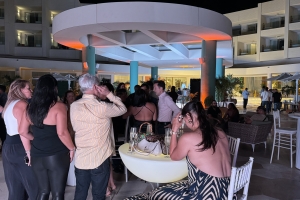 Rooftop bar ZIMA na Joia Aruba by Iberostar a celebra su apertura