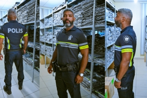 Cuerpo Policial a introduci uniform nobo durante final di carnaval  