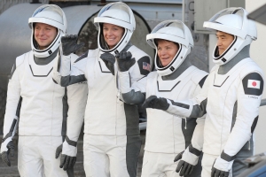 Mision pa alivia astronautanan pega riba ISS, pospone atrobe
