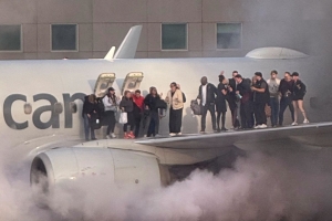 Motor di avion American Airlines a pega candela despues di aterisahe 