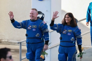 E dos astronautanan ‘pega’ den espacio, ta bolbe tera entrante diaranson awor