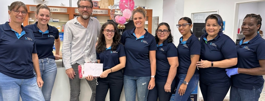 Stacy Greaux ta Celebra 10 Aña den Servicio cu Botica di Servicio