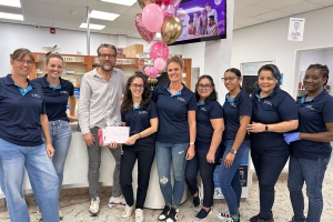 Stacy Greaux ta Celebra 10 Aña den Servicio cu Botica di Servicio