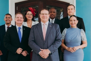 Gobernador a huramenta gobierno nobo di Aruba    