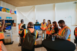 Grupo selecta di prensa a conoce e US-bound departure hall nobo y di maleta di aeropuerto