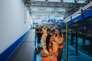 Grupo selecta di prensa a conoce e US-bound departure hall nobo y di maleta di aeropuerto