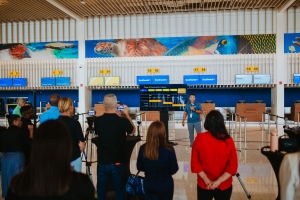 Grupo selecta di prensa a conoce e US-bound departure hall nobo y di maleta di aeropuerto