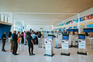 Grupo selecta di prensa a conoce e US-bound departure hall nobo y di maleta di aeropuerto