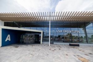 Grupo selecta di prensa a conoce e US-bound departure hall nobo y di maleta di aeropuerto