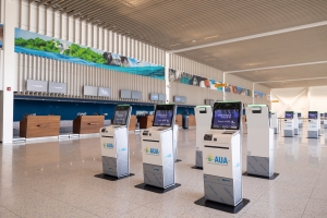Grupo selecta di prensa a conoce e US-bound departure hall nobo y di maleta di aeropuerto