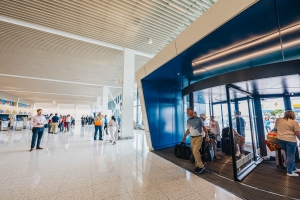 Aeropuerto a inicia cu e “soft opening” di terminal nobo di check-in pa vuelonan Mericano