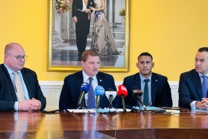 Gobierno a concede tur exigencia di Royal Schiphol Group y a firma un MoU 