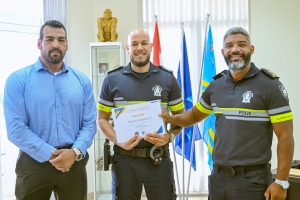 KPA a a honra polis Wester pa su balentia yudando turistanan cu problema den laman 