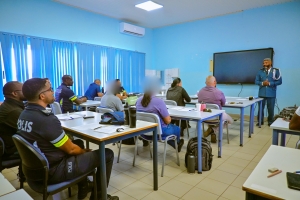 Grupo grandi di polis a cuminsa Midden Kader Opleiding   