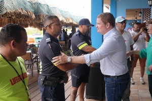 Gobierno a reconoce trabou di polis durante fin di siman di campamento