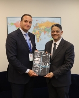 Minister Wever a reuni cu yiu di Corsou director ehecutivo di World Bank Rhuggenaath na Washington
