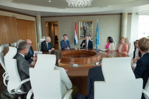 Raportahe fotografico di e bishita di Eerste y Tweede Kamer na Conseho di Minister di Aruba
