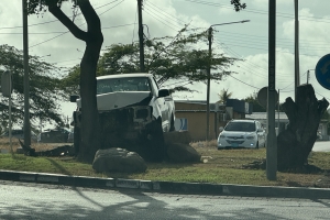 Den 4 dia, dos diferente auto ta ‘crash’ riba rotonde di Tarabana