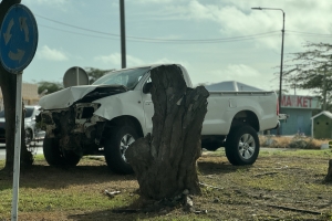 Den 4 dia, dos diferente auto ta ‘crash’ riba rotonde di Tarabana