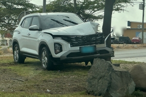 Den 4 dia, dos diferente auto ta ‘crash’ riba rotonde di Tarabana