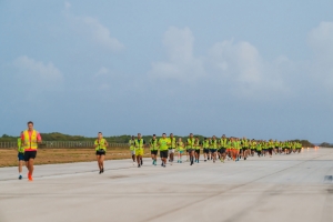 Mas di 100 persona a core riba pista di Aeropuerto pa un bon causa