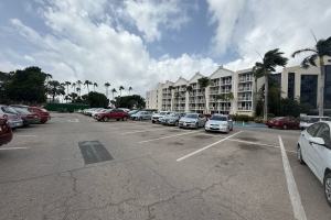 Lugarnan di parkeer patras di Renaissance Marketplace a bira disponibel