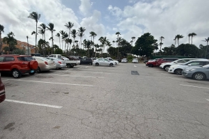 Lugarnan di parkeer patras di Renaissance Marketplace a bira disponibel