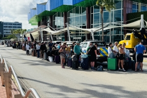 Cicilia determina pa resolve problema di fila largo di turista na aeropuerto  