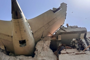 Avion a cay banda di aeropuerto di India, tur 242 persona ta kere morto