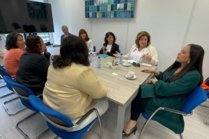 Minister Gerlien Croes a topa cu studiantenan di Aruba na Hulanda