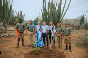 Miss Universe 2024 Victoria Kjær Theilvig y Prome Minister Mike Eman a planta mata nativo 