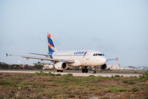 Awor Latam Airlines tambe lo bula entre Aruba y Colombia  