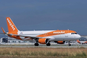 Avion ta hasi aterisahe di emergencia despues cu pasahero a orina den pasiyo di avion