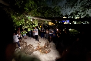 Grupo grandi di piscador y amigo a bin hunto pa reza pa piscadornan perdi