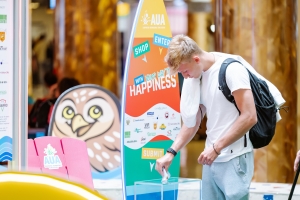 Aeropuerto di Aruba a lansa campaña pa pasaheronan 'Win Your Way to Happines'