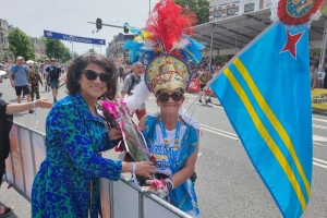 Directora di Arubahuis a topa cu participantenan Arubiano na 4Daagse di Nijmegen