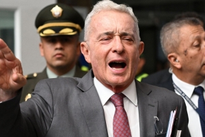 Ex presidente colombiano Uribe condena pa influencia di testigo