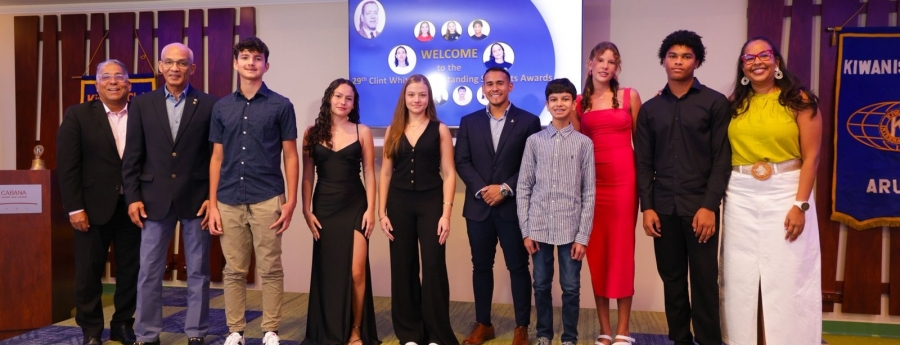  Nuebe studiante di Colegio Arubano a ricibi Clint Whitfield Outstanding Student Award  