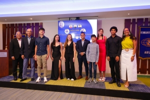  Nuebe studiante di Colegio Arubano a ricibi Clint Whitfield Outstanding Student Award  