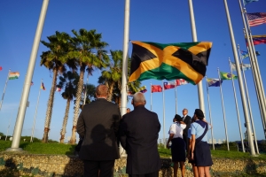 A hisa e bandera Jamaiquino pa prome bes na rotonde di Aeropuerto 