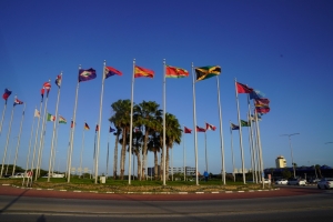 A hisa e bandera Jamaiquino pa prome bes na rotonde di Aeropuerto 