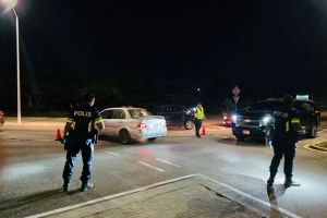 Mas di 50 chauffeur a haya multa pa core cu velocidad halto