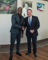 Conocido comediante Jandino Asporaat a bishita premier Eman 