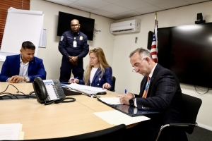 Gobierno a firma MoU cu Merca pa sigura continuacion di US Pre-Clearance pa Aruba