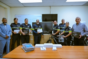 Polis uniforma ta haya mas materiaal nobo pa sigui eherce nan tarea diario